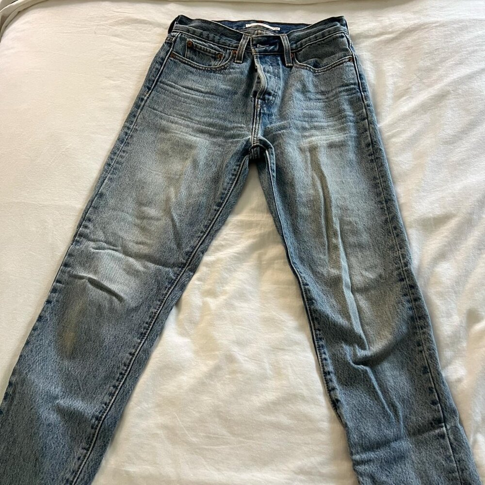 Levi’s Light Blue Raw Hem Wedgie Jeans – Classic & Trendy!